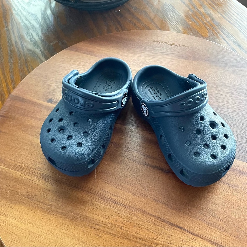 Crocs Unisex Kids/Toddler/Child  - Sizes 6(C) - Classic Clogs - Navy - Picture 2 of 7